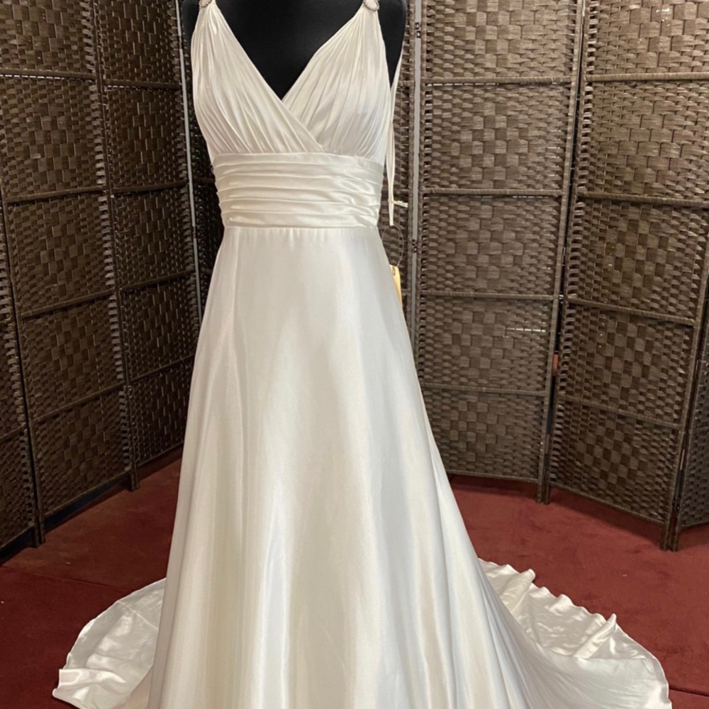 Stunning Jasmine Bridal Wedding Gown On Sale !!